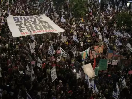 Seit Monaten fordern Demonstranten regelmäßig die Freilassung der Geiseln im Gazastreifen. - Foto: Maya Alleruzzo/AP/dpa
