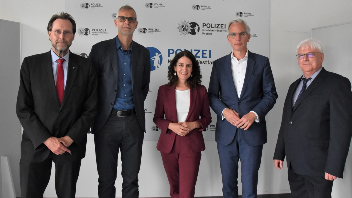 POL-KR: Gemeinsam zum Schutz von Kindern und Jugendlichen Stadt, Staatsanwaltschaft, Land- und Amtsgericht sowie Polizei erneuern Kooperationsvereinbarung - Foto: presseportal.de