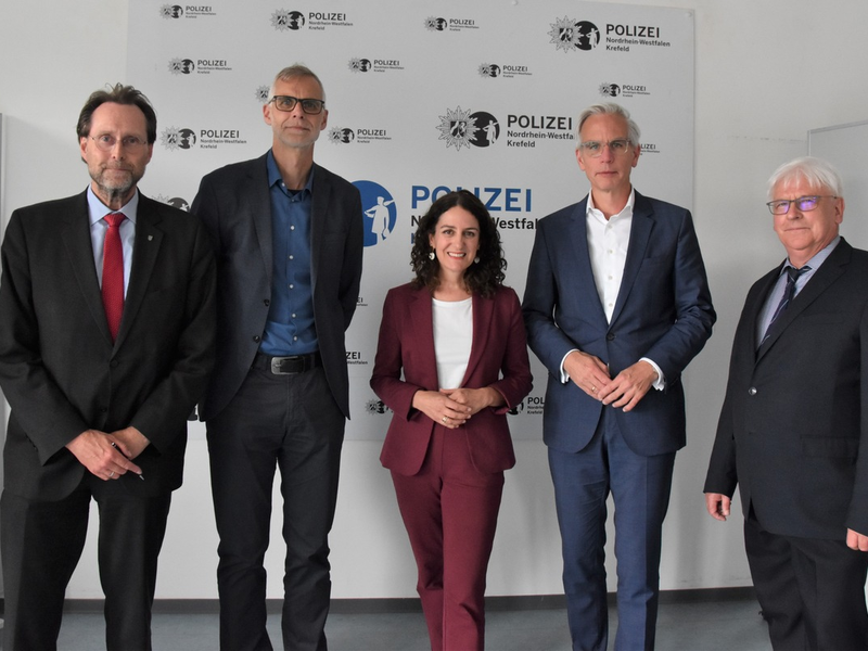 POL-KR: Gemeinsam zum Schutz von Kindern und Jugendlichen Stadt, Staatsanwaltschaft, Land- und Amtsgericht sowie Polizei erneuern Kooperationsvereinbarung - Foto: presseportal.de