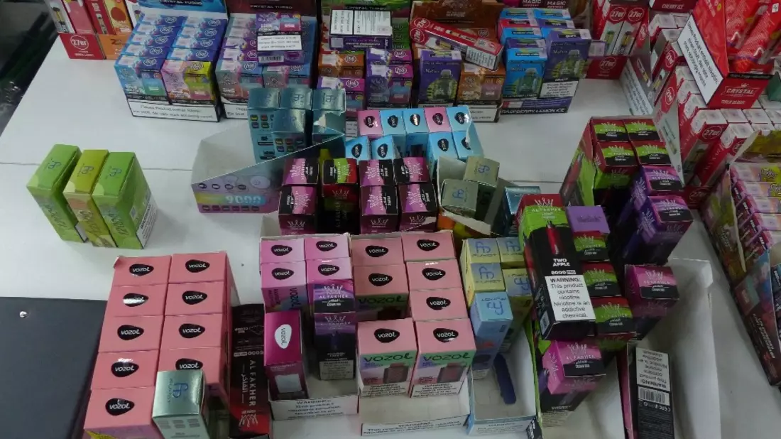 ZOLL-E: Unbelehrbar - Shisha-Shop zweimal in sechs Monaten von Zollfahndung durchsucht - über 100 kg Wasserpfeifentabak, mehr als 3.000 Vapes und Bargeld sichergestellt - Bild: presseportal.de