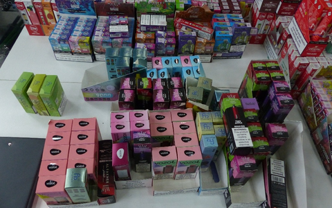 ZOLL-E: Unbelehrbar - Shisha-Shop zweimal in sechs Monaten von Zollfahndung durchsucht - über 100 kg Wasserpfeifentabak, mehr als 3.000 Vapes und Bargeld sichergestellt - Foto: presseportal.de