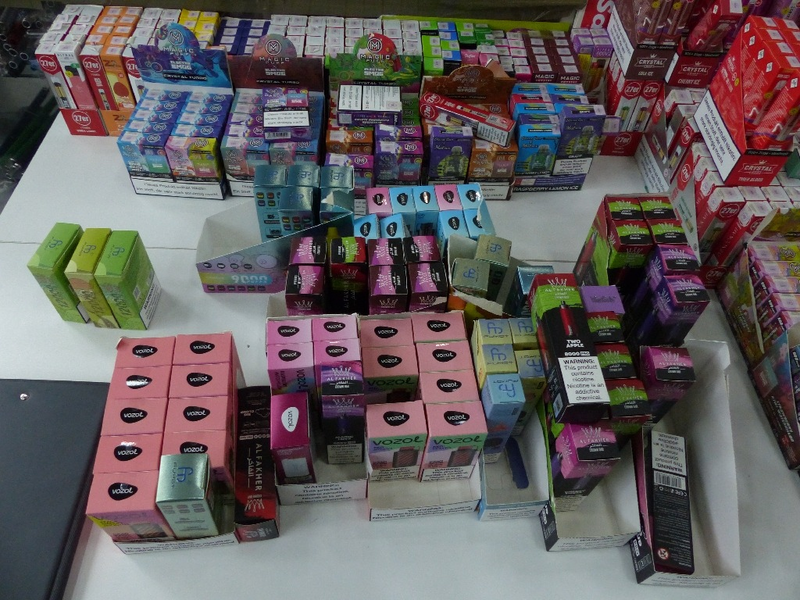 ZOLL-E: Unbelehrbar - Shisha-Shop zweimal in sechs Monaten von Zollfahndung durchsucht - über 100 kg Wasserpfeifentabak, mehr als 3.000 Vapes und Bargeld sichergestellt - Foto: presseportal.de