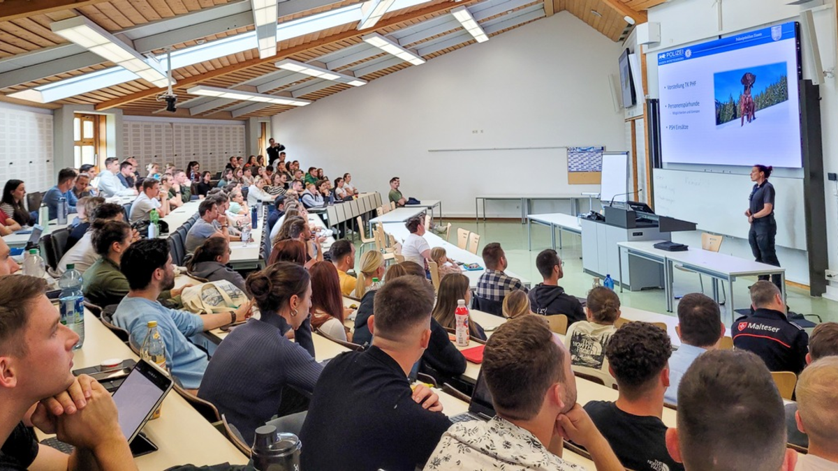 POL-HfPolBW: Studium Generale zu den Einsatzmöglichkeiten von Rettungs- und Personenspürhunden - Foto: presseportal.de