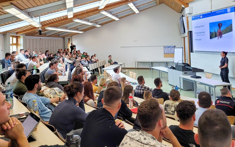 POL-HfPolBW: Studium Generale zu den Einsatzmöglichkeiten von Rettungs- und Personenspürhunden - Foto: presseportal.de POL-HfPolBW: Studium Generale zu den Einsatzmöglichkeiten von Rettungs- und Personenspürhunden - Foto: presseportal.de