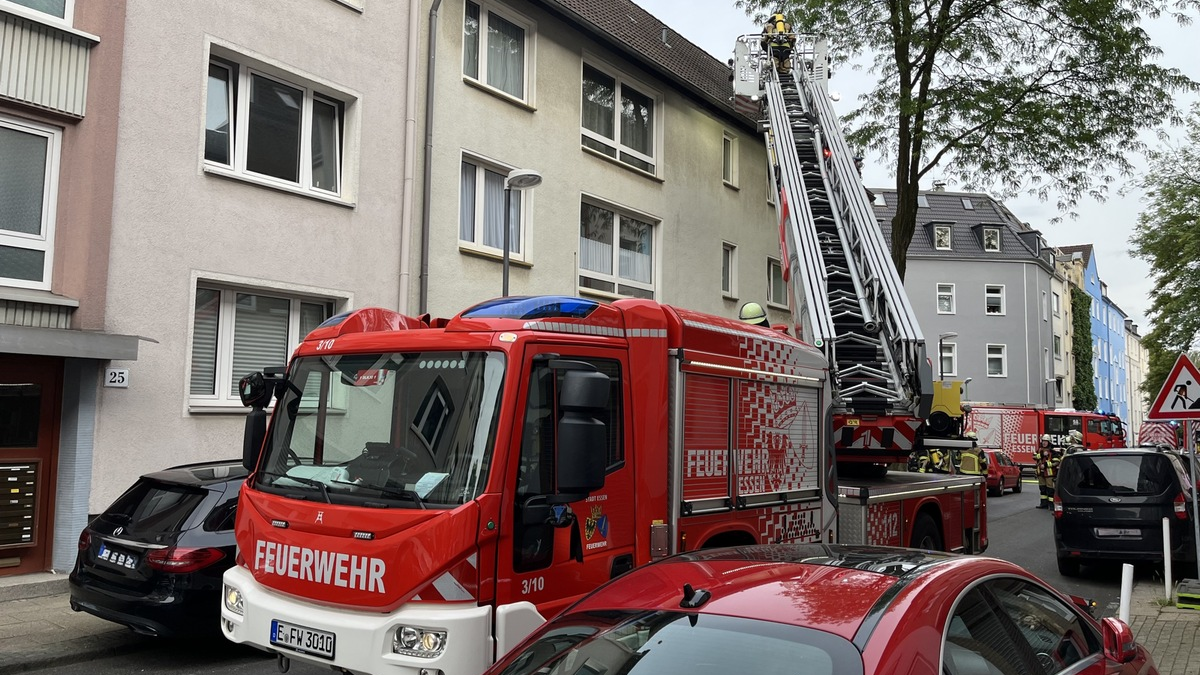 FW-E: Wohnungsbrand in der Hagenaustraße - Person aus verrauchter Wohnung gerettet - Foto: presseportal.de