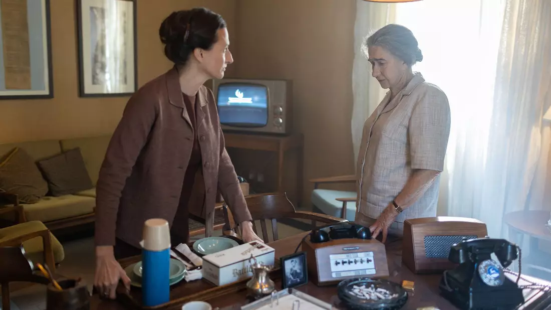 Lou Kaddar (Camille Cottin) und Golda Meir (Helen Mirren) in einer Szene des Films «Golda: Israels eiserne Lady». - Bild: Sean Gleeso/Weltkino/dpa