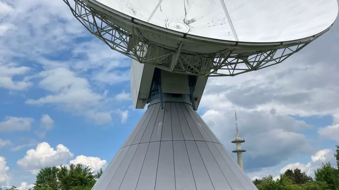 Resiliente und krisenerprobte Kommunikationslösungen / Vertreter von DFV und LFV Hessen informieren sich auf der Erdfunkstelle Usingen bei MBS - Bild: presseportal.de