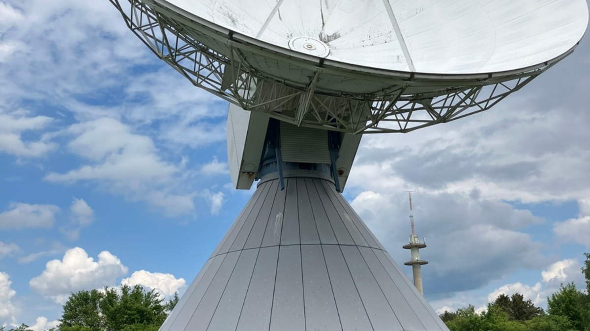 Resiliente und krisenerprobte Kommunikationslösungen / Vertreter von DFV und LFV Hessen informieren sich auf der Erdfunkstelle Usingen bei MBS - Foto: presseportal.de