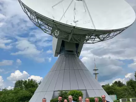 Resiliente und krisenerprobte Kommunikationslösungen / Vertreter von DFV und LFV Hessen informieren sich auf der Erdfunkstelle Usingen bei MBS - Foto: presseportal.de