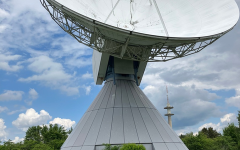 Resiliente und krisenerprobte Kommunikationslösungen / Vertreter von DFV und LFV Hessen informieren sich auf der Erdfunkstelle Usingen bei MBS - Foto: presseportal.de