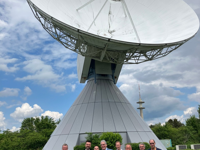 Resiliente und krisenerprobte Kommunikationslösungen / Vertreter von DFV und LFV Hessen informieren sich auf der Erdfunkstelle Usingen bei MBS - Foto: presseportal.de