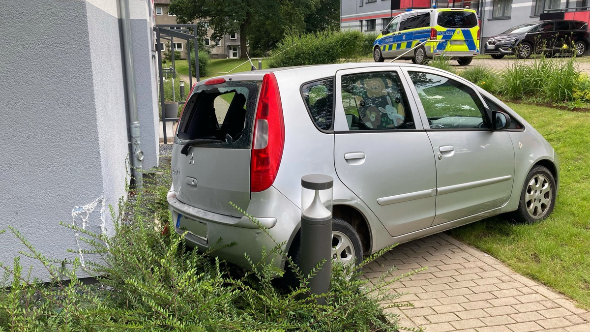 POL-HF: PKW rollt Abhang runter- Zeugen gesucht - Foto: presseportal.de