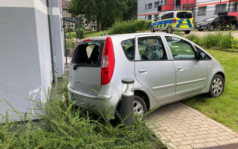 POL-HF: PKW rollt Abhang runter- Zeugen gesucht - Foto: presseportal.de