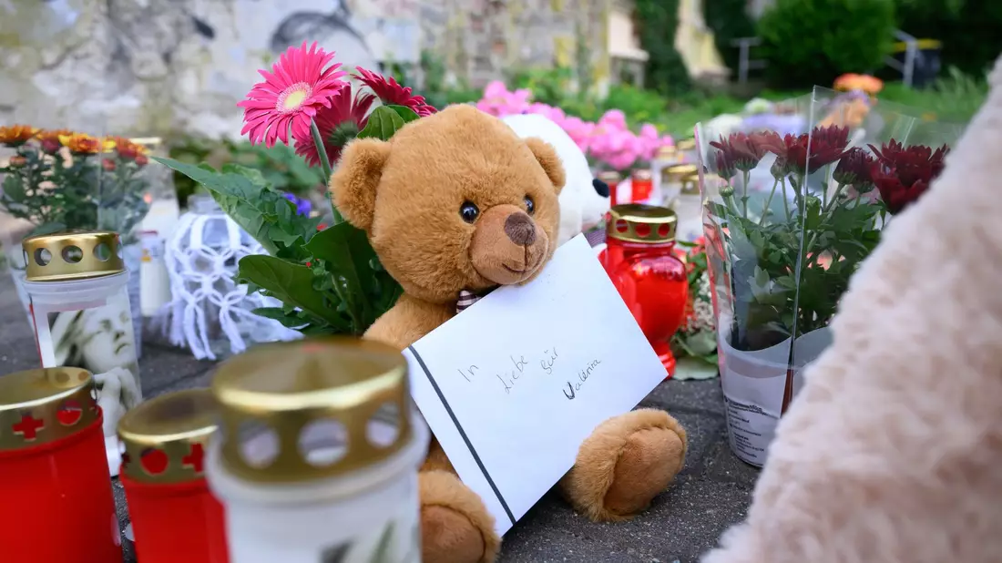 Ein Brief mit der Aufschrift «In Liebe für Valeriia», Teddybären, Blumen und Kerzen sind in der Nähe der Wohnung des getöteten Mädchens auf dem Fußweg abgelegt. - Bild: Robert Michael/dpa