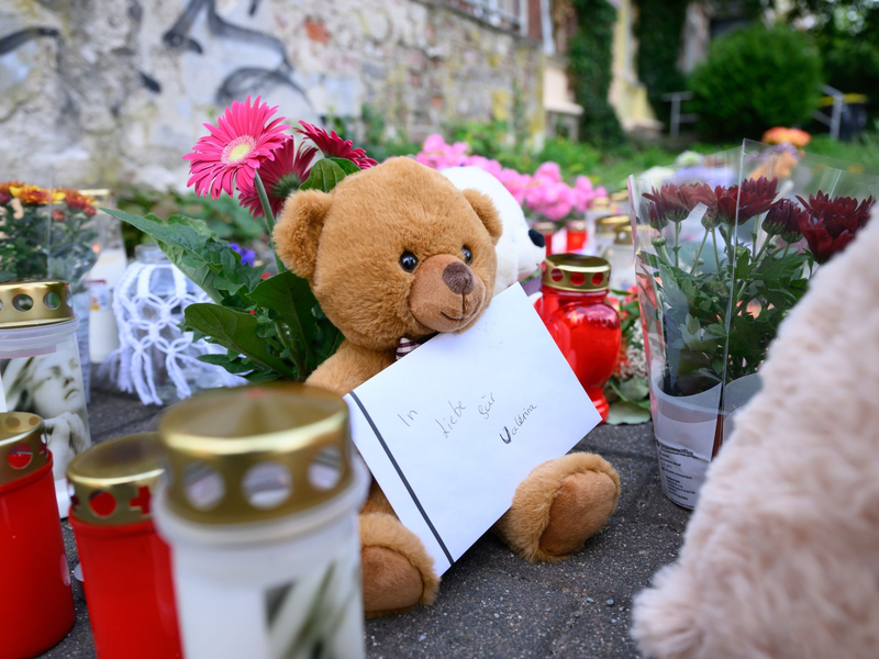 Ein Brief mit der Aufschrift «In Liebe für Valeriia», Teddybären, Blumen und Kerzen sind in der Nähe der Wohnung des getöteten Mädchens auf dem Fußweg abgelegt. - Foto: Robert Michael/dpa