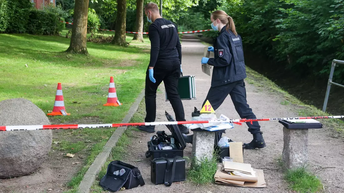 Ermittler sind nach dem SEK-Einsatz in Hamburg im Einsatz. - Bild: Bodo Marks/dpa