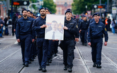 In Gedenken an ihren tödlich verletzten Kollegen Rouven Laur ziehen Polizisten durch die Mannheimer Innenstadt. - Foto: Uwe Anspach/dpa