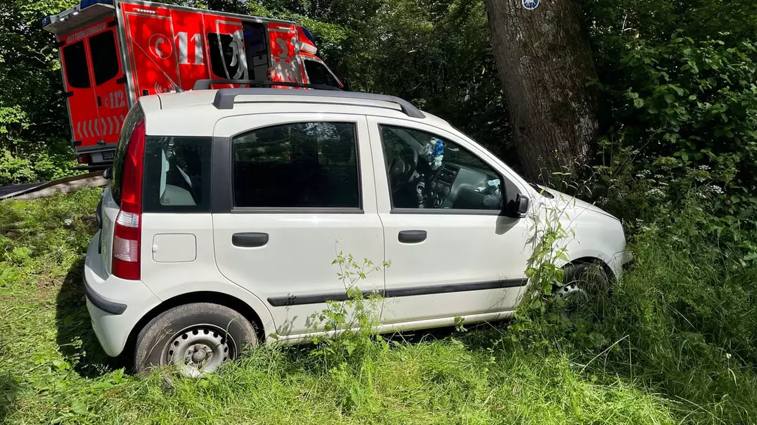 POL-AC: Auto fährt gegen Baum - Fahrer kommt schwer verletzt ins Krankenhaus - Bild: presseportal.de