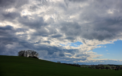 Für das erste Fußball-EM-Wochenende wird vielerorts Regen und Wind erwartet. - Foto: Jan Woitas/dpa