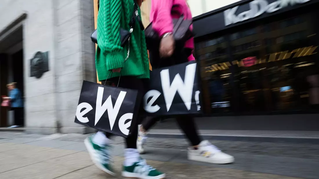 Frauen mit KaDeWe-Tragetaschen gehen am Eingang des Kaufhauses des Westens vorbei. - Bild: Jörg Carstensen/dpa