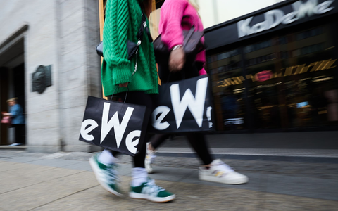 Frauen mit KaDeWe-Tragetaschen gehen am Eingang des Kaufhauses des Westens vorbei. - Foto: Jörg Carstensen/dpa