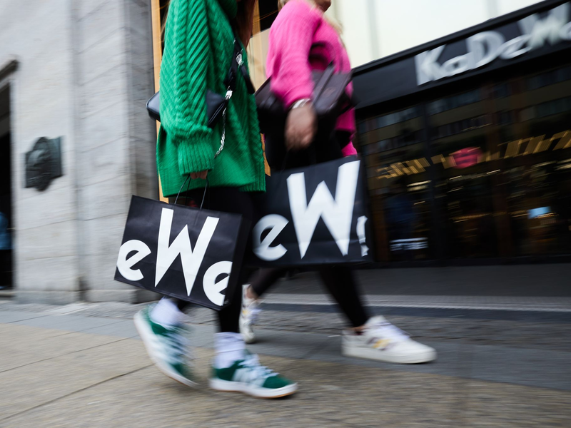 Frauen mit KaDeWe-Tragetaschen gehen am Eingang des Kaufhauses des Westens vorbei. - Foto: Jörg Carstensen/dpa