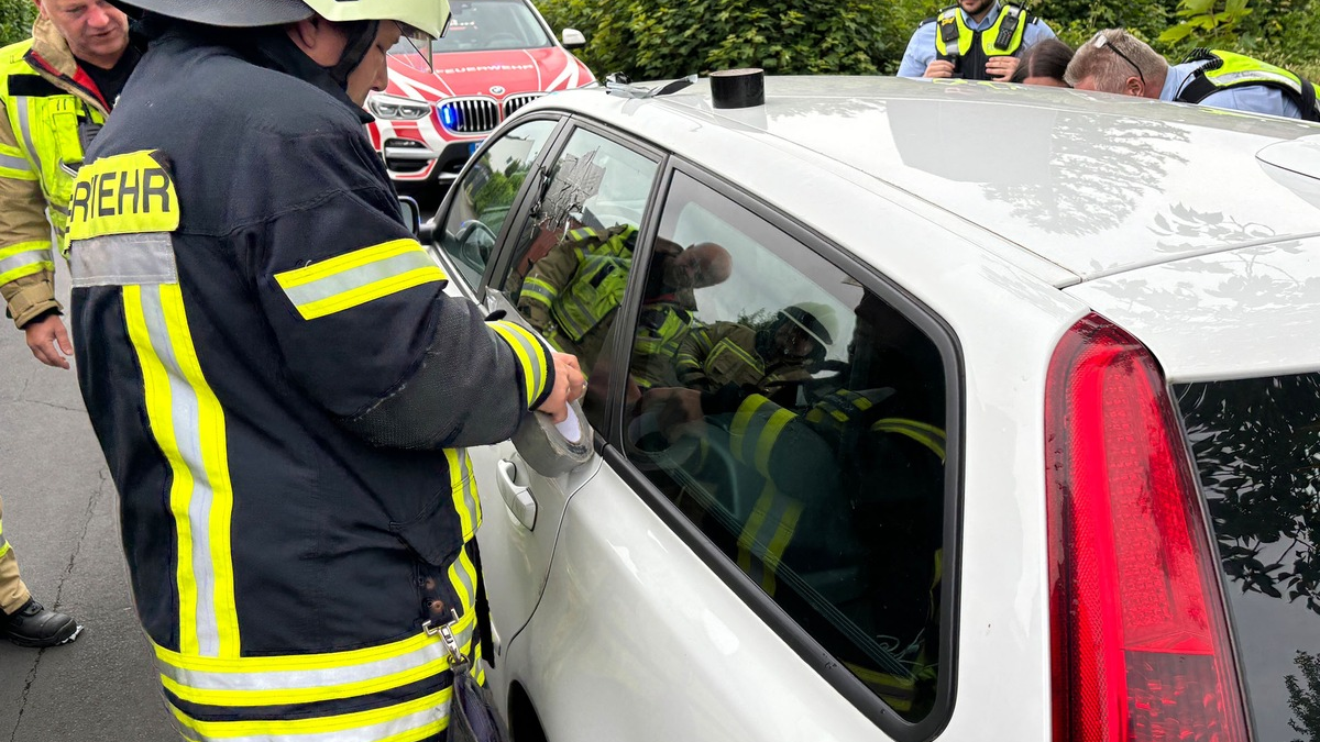 FF Goch: Feuerwehr befreit 1jähriges Mädchen - Foto: presseportal.de