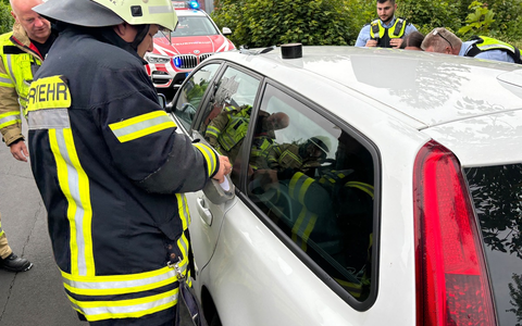 FF Goch: Feuerwehr befreit 1jähriges Mädchen - Foto: presseportal.de