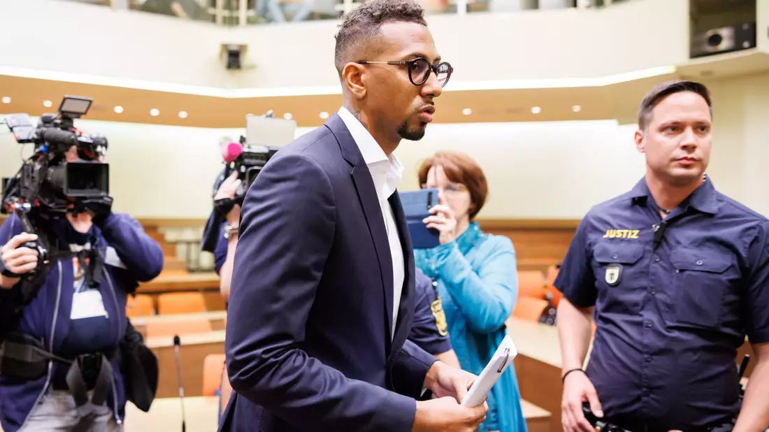 Jérôme Boateng betritt zu Prozessbeginn einen Gerichtssaal des Landgerichts München. - Bild: Matthias Balk/dpa