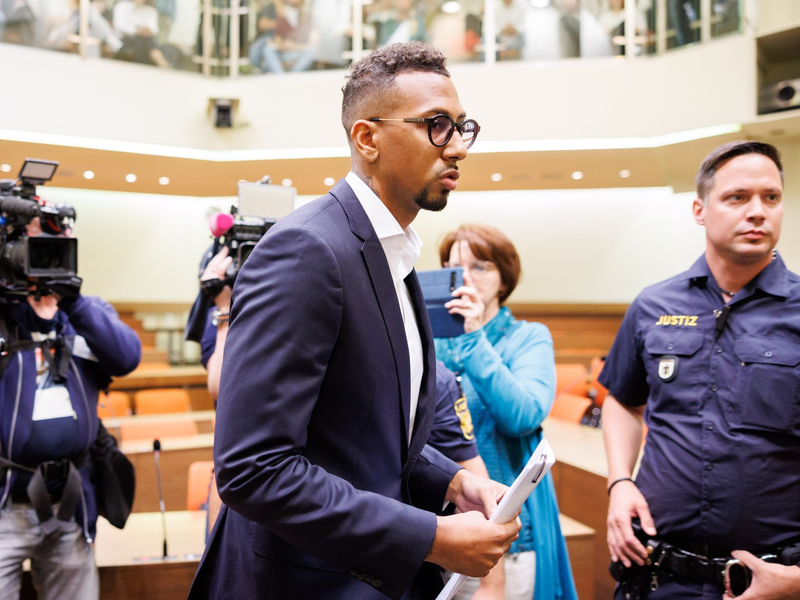 Jérôme Boateng betritt zu Prozessbeginn einen Gerichtssaal des Landgerichts München. - Foto: Matthias Balk/dpa