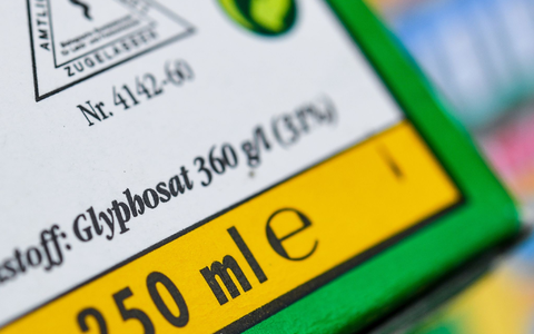 Die Verpackung eines Unkrautvernichtungsmittels, das den Wirkstoff Glyphosat enthält. - Foto: Patrick Pleul/dpa