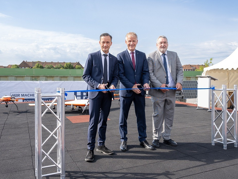 POL-HH: 240614-4. Flugdrohnen und Roboterhunde: unbemannte Systeme bieten neue Arbeitsmethoden im heute eröffneten dronePORT Hamburg - Foto: presseportal.de