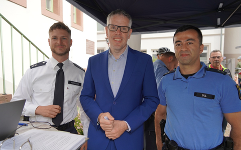 POL-DA: Heppenheim: Fahrradmesse beim Landratsamt/Polizei codiert und registriert 65 Fahrräder - Foto: presseportal.de POL-DA: Heppenheim: Fahrradmesse beim Landratsamt/Polizei codiert und registriert 65 Fahrräder - Foto: presseportal.de