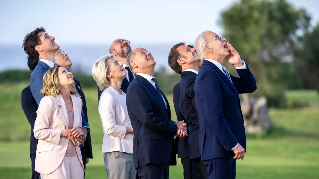 Justin Trudeau (l-r), Fumio Kishida, Giorgia Meloni, Ursula von der Leyen, Charles Michel, Olaf Scholz, Emmanuel Macron und Joe Biden beobachten Fallschirmspringer am Himmel, beim Gipfeltreffen der G7-Staaten in Borgo Egnazia bei Bari. - Bild: Michael Kappeler/dpa