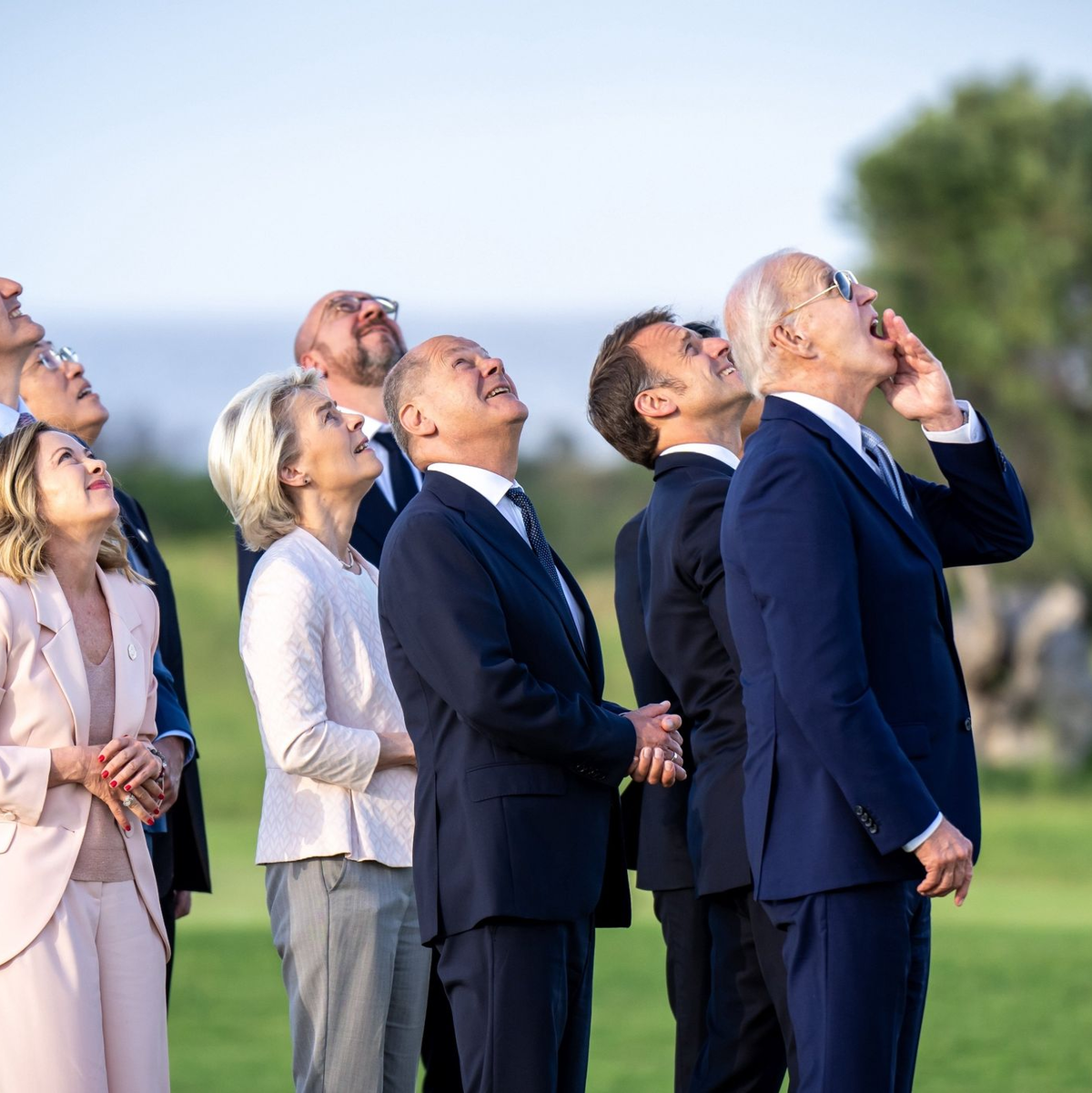 Justin Trudeau (l-r), Fumio Kishida, Giorgia Meloni, Ursula von der Leyen, Charles Michel, Olaf Scholz, Emmanuel Macron und Joe Biden beobachten Fallschirmspringer am Himmel, beim Gipfeltreffen der G7-Staaten in Borgo Egnazia bei Bari. - Foto: Michael Kappeler/dpa