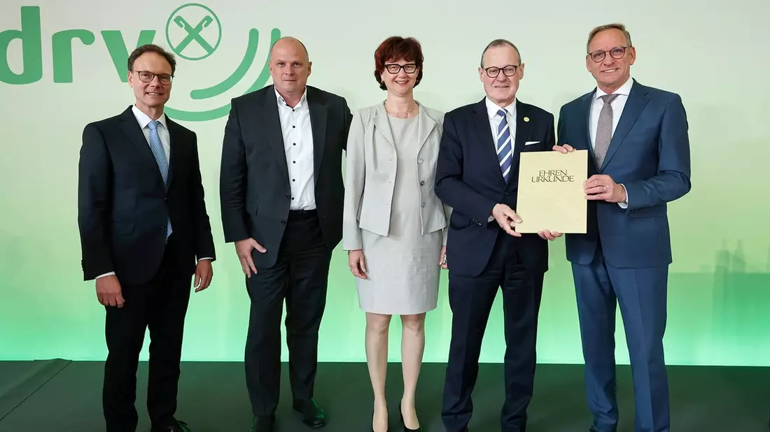 Jörg Migende bei DRV-Mitgliederversammlung: Machen ist der Kern von Genossenschaften / Höchste Ehrung: Raiffeisen-Medaille für Dr. Roman Glaser - Bild: presseportal.de