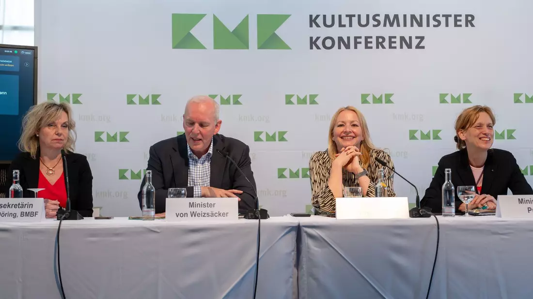 Staatssekretärin Sabine Döring aus dem Bundesministerium für Bildung und Forschung (l-r), Saarlands Wissenschaftsminister Jakob von Weizsäcker, die saarländische Bildungsministerin Christine Streichert-Clivot und Schleswig-Holsteins Bildungsministerin Karin Prien bei der Kultusministerkonferenz im Weltkulturerbe Völklinger Hütte. - Bild: Harald Tittel/dpa