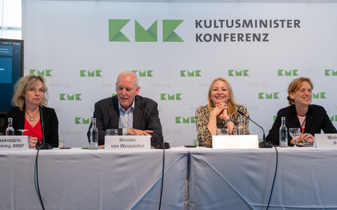 Staatssekretärin Sabine Döring aus dem Bundesministerium für Bildung und Forschung (l-r), Saarlands Wissenschaftsminister Jakob von Weizsäcker, die saarländische Bildungsministerin Christine Streichert-Clivot und Schleswig-Holsteins Bildungsministerin Karin Prien bei der Kultusministerkonferenz im Weltkulturerbe Völklinger Hütte. - Foto: Harald Tittel/dpa Staatssekretärin Sabine Döring aus dem Bundesministerium für Bildung und Forschung (l-r), Saarlands Wissenschaftsminister Jakob von Weizsäcker, die saarländische Bildungsministerin Christine Streichert-Clivot und Schleswig-Holsteins Bildungsministerin Karin Prien bei der Kultusministerkonferenz im Weltkulturerbe Völklinger Hütte. - Foto: Harald Tittel/dpa