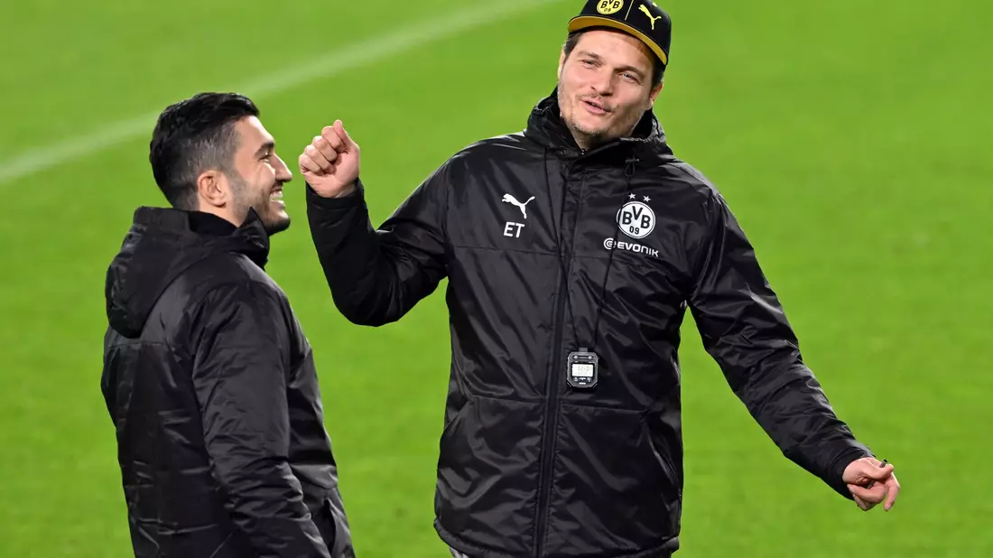 Nuri Sahin (l) folgt Edin Terzic und wird neuer BVB-Trainer. - Bild: Federico Gambarini/dpa