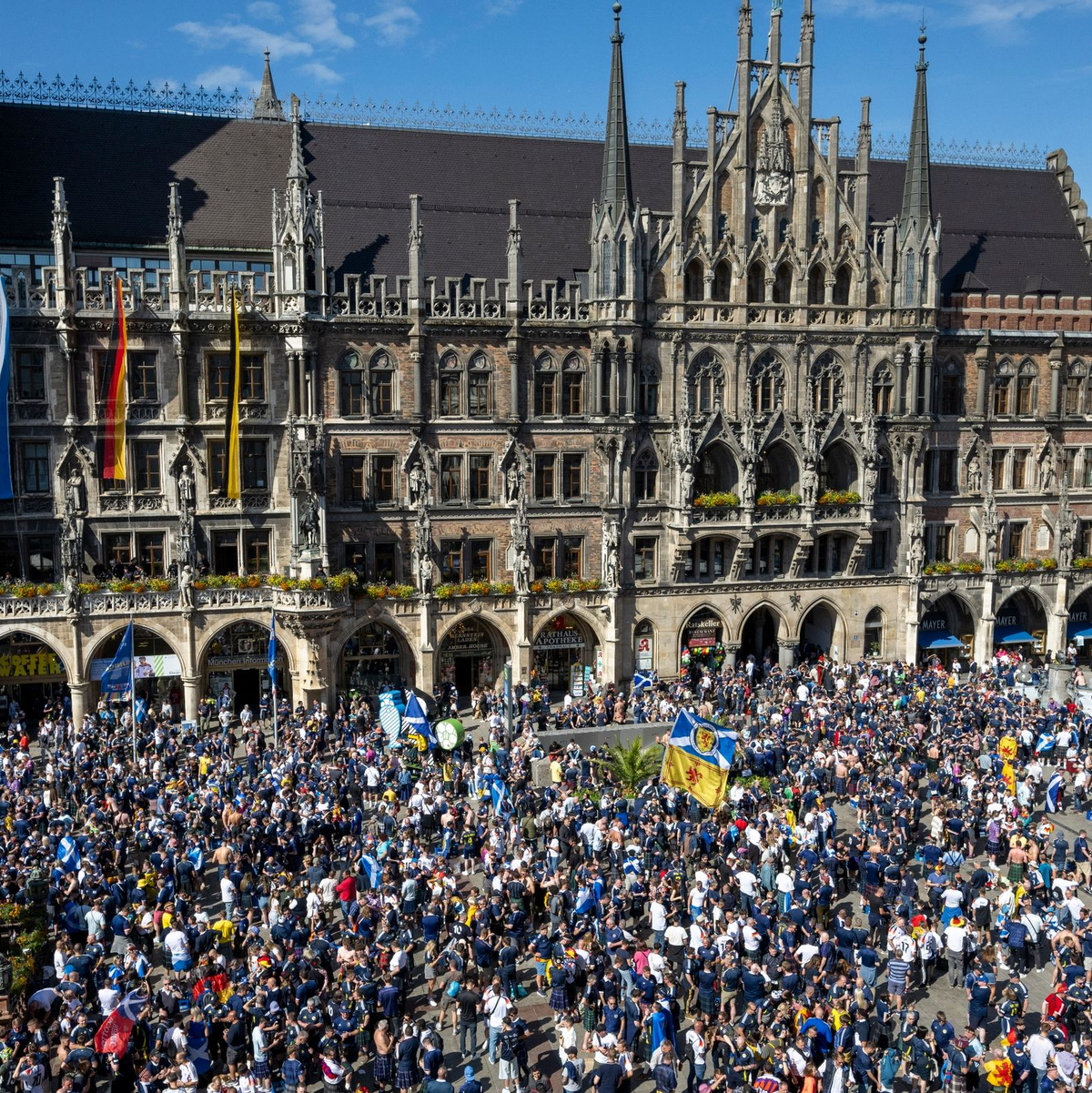 Der Münchner Marienplatz ist voll - vor allem mit schottischen Fans. - Foto: Stefan Puchner/dpa
