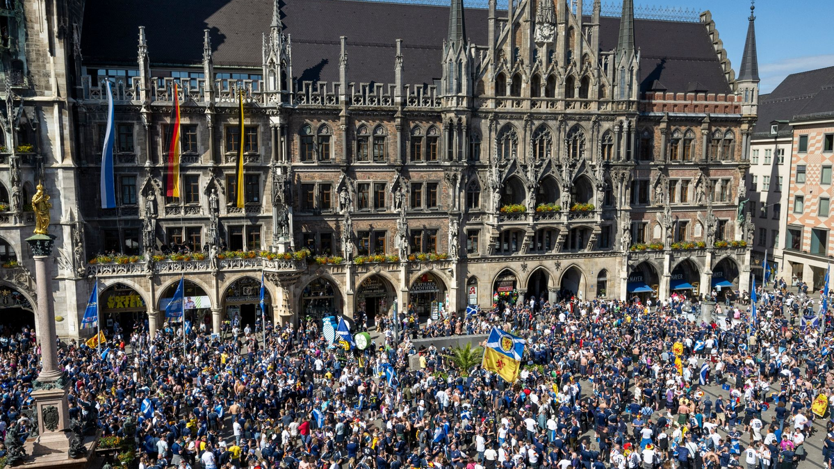 Der Münchner Marienplatz ist voll - vor allem mit schottischen Fans. - Foto: Stefan Puchner/dpa