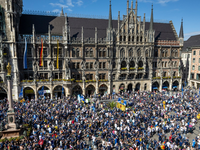 Der Münchner Marienplatz ist voll - vor allem mit schottischen Fans. - Foto: Stefan Puchner/dpa