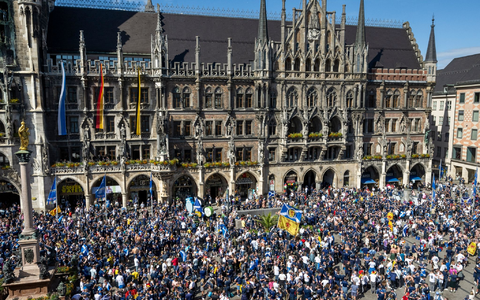 Der Münchner Marienplatz ist voll - vor allem mit schottischen Fans. - Foto: Stefan Puchner/dpa