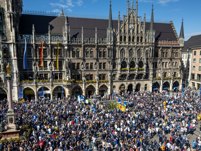 Der Münchner Marienplatz ist voll - vor allem mit schottischen Fans. - Foto: Stefan Puchner/dpa