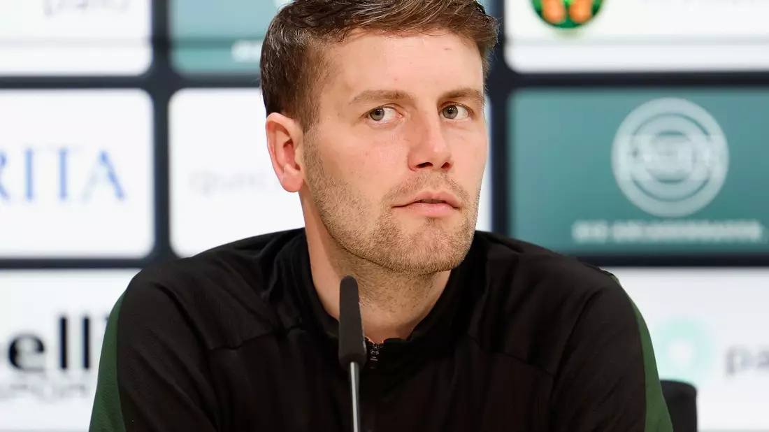 Trainer Fabian Hürzeler soll vor einem Wechsel vom FC St. Pauli nach Brighton stehen. - Bild: Heiko Becker/dpa