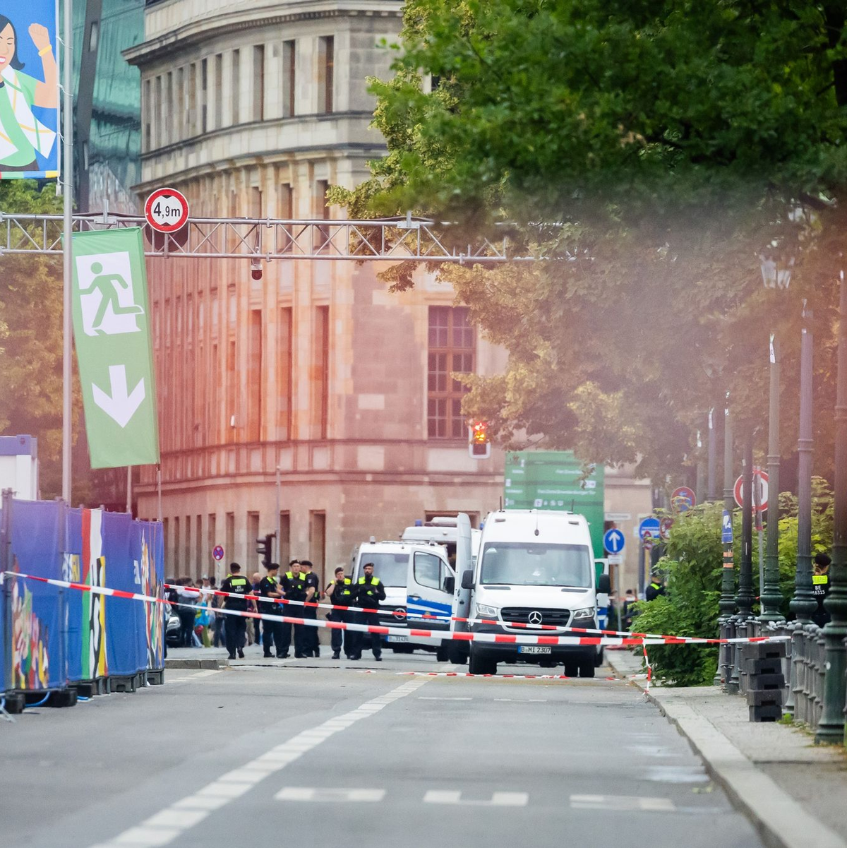 In Berlin wurden Teile einer Fanzone gesperrt. - Foto: Christoph Soeder/dpa