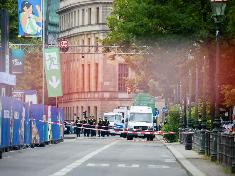 In Berlin wurden Teile einer Fanzone gesperrt. - Foto: Christoph Soeder/dpa