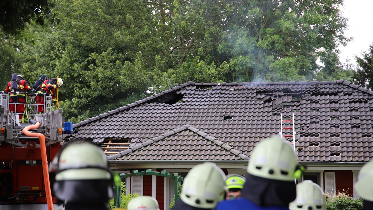 FW-SE: Brennendes Hybrid-Auto greift auf Wohnhaus über - Foto: presseportal.de