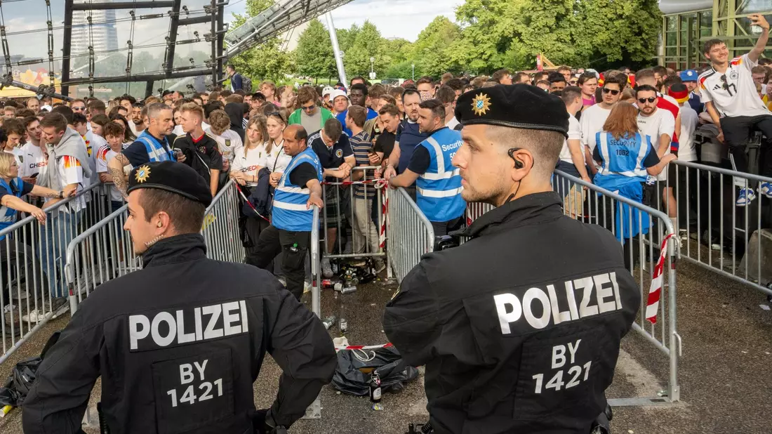 Polizei und Ordner sperren den Zugang zur offiziellen Fanzone im Olympiapark. - Bild: Stefan Puchner/dpa