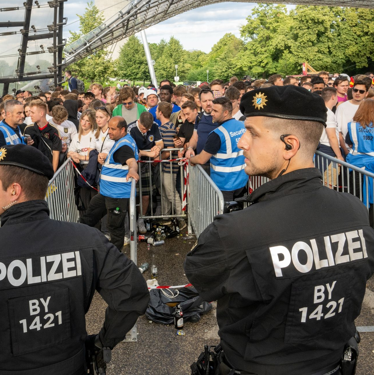 Polizei und Ordner sperren den Zugang zur offiziellen Fanzone im Olympiapark. - Foto: Stefan Puchner/dpa